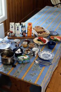 een tafel met borden met voedsel op een tafel bij Lillby Bed&Breakfast 