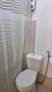 Et badeværelse på Two Bedroom House in Gated Camella Community + 1 billede