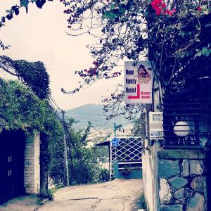 un letrero de la calle en un poste al lado de un edificio en Hugo's Family, en Da Lat