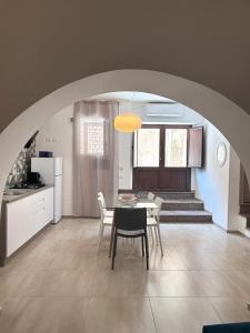 cocina y comedor con mesa y sillas en Anima Rooms Apartments en Sciacca