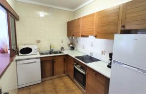 Kuchyň nebo kuchyňský kout v ubytování Apartaments Les Dunes