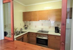 Kuchyň nebo kuchyňský kout v ubytování Apartaments Les Dunes