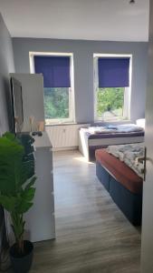 pokój z dwoma łóżkami i rośliną w nim w obiekcie Flensburg Strandnah 2 w mieście Flensburg