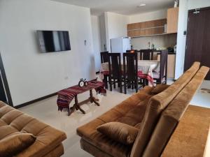 Khu vực ghế ngồi tại Santa Cruz Hermoso Departamento Piscina Toboganes
