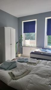 sypialnia z 2 łóżkami i 2 oknami w obiekcie Flensburg Strandnah 2 w mieście Flensburg