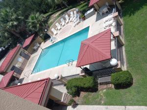 an overhead view of a building with a swimming pool at Comfort Suites Mobile East Bay in Daphne