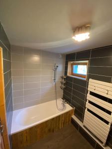 łazienka z wanną i oknem w obiekcie Les Arcs - Chalet Arc Ô Mont w mieście Arc 1600 +37 zdjęć