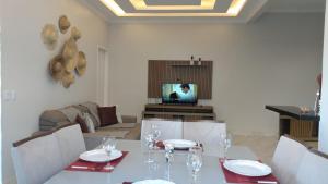 a living room with a table with wine glasses at VIDA NO PARAISO LAGOINHA in Lagoinha