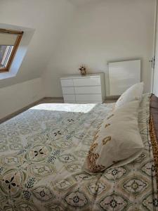 - une chambre avec un lit et un oreiller dans l'établissement Maison accès PMR sur Ploemeur proche Lorient, à Ploemeur
