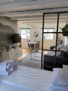 1 dormitorio con 1 cama y comedor en Barkeryd Norrtorpet, en Nässjö