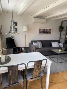 ein Wohnzimmer mit einem weißen Tisch und Stühlen in der Unterkunft Barkeryd Norrtorpet in Nässjö