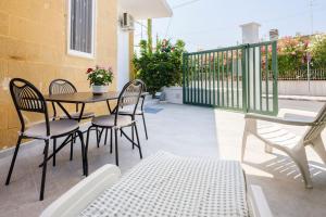 un patio avec une table et des chaises sur un balcon dans l'établissement La Casa degli Oleandri, à Torre Santa Sabina