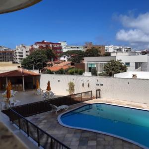 a swimming pool in the middle of a building at Condominio Chateau Mondrian in Cabo Frio