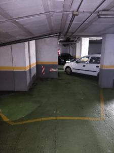 ein Parkhaus mit einem weißen Auto, das darin geparkt ist in der Unterkunft Centrico y acogedor, Posibilidad parking 10 euros dia in Vigo