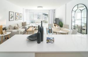 ベナアビスにあるRIB2A- Relaxed & modern flat in Benahavisのリビングルーム(ボトル入り飲料水1本付きのテーブル付)