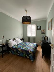 Postel nebo postele na pokoji v ubytování Maison de charme avec jardin