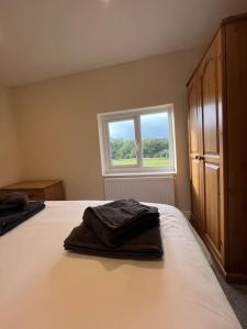 1 dormitorio con cama y ventana en Beautiful mid wales cottage en Garth