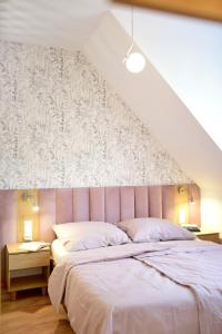 um quarto com uma cama grande e uma parede em Agroturystyka Wilcza Wola 