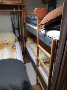 Pokój z łóżkiem piętrowym i stosem ubrań w obiekcie Captains Small House w mieście Hamneide