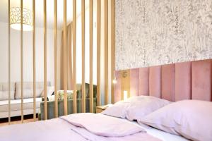 um quarto com uma cama com uma parede listrada em Agroturystyka Wilcza Wola 