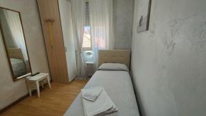 Kleines Zimmer mit einem Bett und einem Fenster in der Unterkunft Hotel Eriale in Rimini