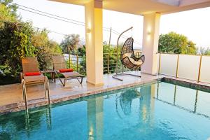 Bazén v ubytování Villa With a Private Heated Pool, Jacuzzi, Overlooking Spectacular Views Of The Sea nebo v jeho okolí