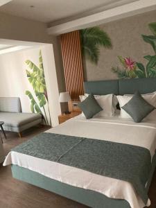 - une chambre avec un grand lit et un canapé dans l'établissement Palm Hills Bodrum Hotel, à Bodrum City