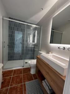 Ένα μπάνιο στο La Coteruca Beach