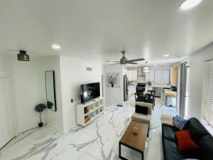 Μια τηλεόραση ή/και κέντρο ψυχαγωγίας στο Gorgeous Abode 3 Bedrooms Hide-out in Mesa
