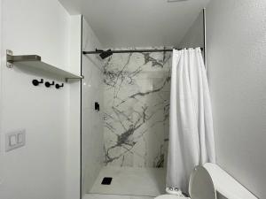Ένα μπάνιο στο Gorgeous Abode 3 Bedrooms Hide-out in Mesa