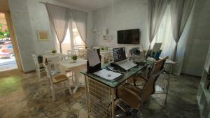 Zimmer mit einem Schreibtisch mit zwei Computern in der Unterkunft Hotel Eriale in Rimini