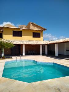 - une piscine en face d'une maison dans l'établissement Casa de Praia no Morro Branco, à Beberibe