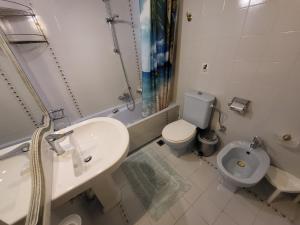 un bagno con lavandino, WC e doccia di Periklis House ad Argostoli Altre 17 foto