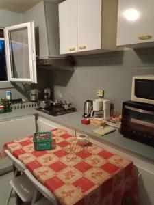 uma cozinha com uma mesa com uma toalha de mesa em Maison complète em Montluçon