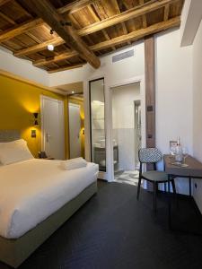 羅馬的住宿－Passpartout Boutique Palace，一间卧室配有一张床、一张桌子和一张书桌