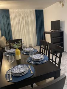uma mesa de jantar com pratos azuis e brancos em Aminah House em Constança