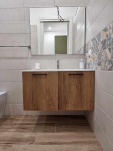 uma casa de banho com um lavatório e um espelho em La casa di Enzo em Tre Fontane