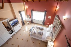 uma vista superior de um quarto com um berço em REALE - Art Luxury Villa em Mitikas