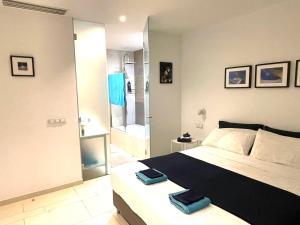 een slaapkamer met een groot bed en een badkamer bij Casa Las Olas in Palm-mar +30 foto's