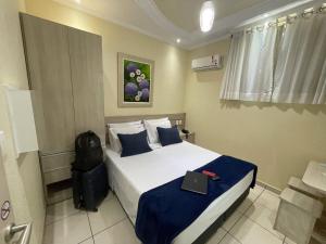 Tempat tidur dalam kamar di Polar Rio Hotel