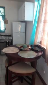 una cucina con tavolo e sgabelli di Catherine's Retreat a Nazareth