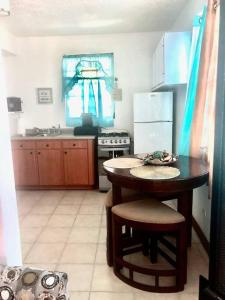 Nazareth的住宿－Catherine's Retreat，厨房配有小桌子和冰箱。