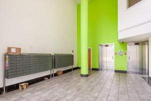 a room with green walls and stalls in a building at Cozy Apt Near Central Leeds in Hunslet