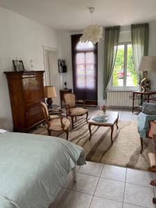 1 dormitorio con 1 cama, mesa y sillas en Maison 90 m2 (Logement complet), en Miraumont