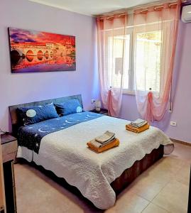 una camera da letto con un letto e due asciugamani di Villa Paoletti, appartamento confortevole nel cuore di Gradara a Gradara