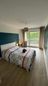- une chambre avec un lit et une grande fenêtre dans l'établissement BLUE IRO - lumineux - spacieux 105m² - balcon, à Saint-Étienne