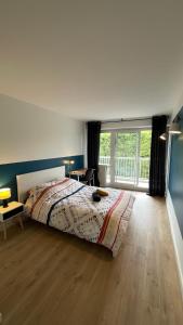 - une chambre avec un lit et une grande fenêtre dans l'établissement BLUE IRO - lumineux - spacieux 105m² - balcon, à Saint-Étienne