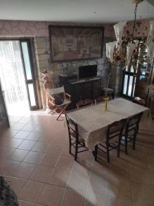 a dining room with a table and chairs and a tv at Casa Vacanze Le Vigne in Rionero Sannitico