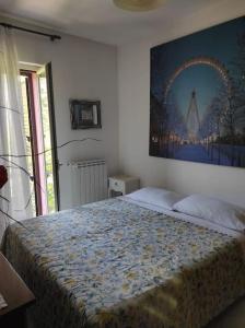 1 dormitorio con 1 cama con una foto en la pared en Casa Vacanze Le Vigne en Rionero Sannitico