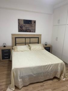 Amplio apartamento en Crevillente في كريفايلنت: غرفة نوم بسرير كبير مع شراشف بيضاء